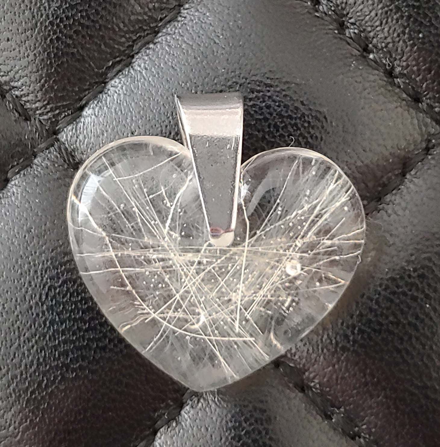 Maanhaar van een schimmeltje in een epoxy hart